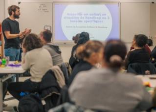 Cet automne, la formation des Atsem était assurée par Carlon Avanzi d'Une souris verte.