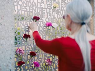 dépôt d'oeillets sur le mémorial du génocide arménien de 1915