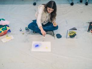 Marie Mirgaine a fait participer les enfants en leur faisant réaliser des papillons avec des encres colorées.
