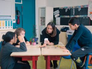 Pauline Janin, enseignante à l’école Berthelot de Villeurbanne, éveille ses élèves à l'art dans la ville.