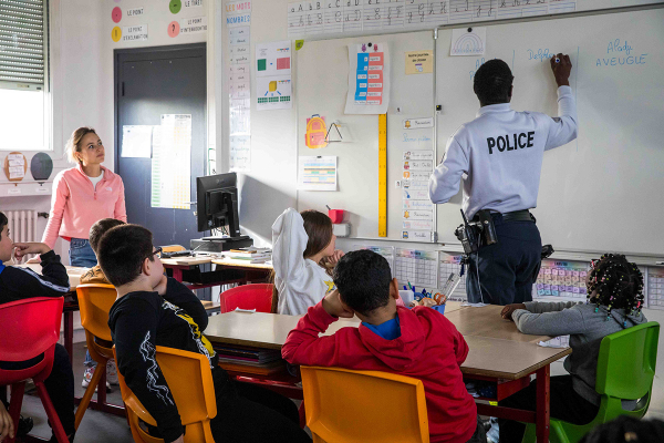 Intervention d'un agent de police nationale à l'école Jules-Guesde pour le permis piéton
