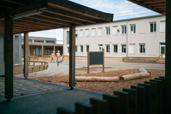 Des espaces ont été aménagés pour faire la classe à l'extérieur. © Margot Jamin