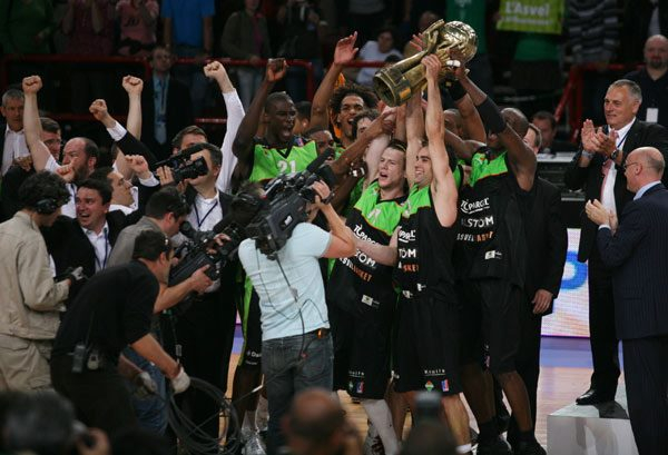 L'équipe de l'ASVEL qui soulève la coupe en 2009