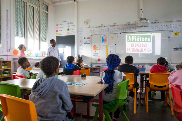 Intervention d'un agent de police nationale à l'école Jules-Guesde pour le permis piéton