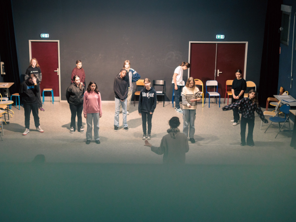 La pratique est encadr&eacute;e par une de leur professeure et par la com&eacute;dienne et metteuse en sc&egrave;ne Claude Lepr&ecirc;tre.